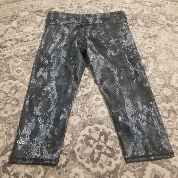 💘 alo Cropped Snakeskin Print Leggings - Picture 4 of 5